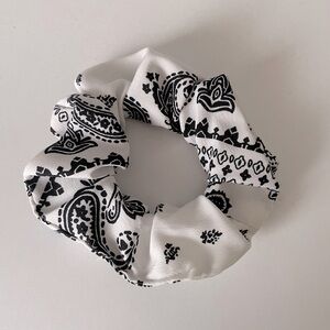 NWOT White and Black Patterned Scrunchie